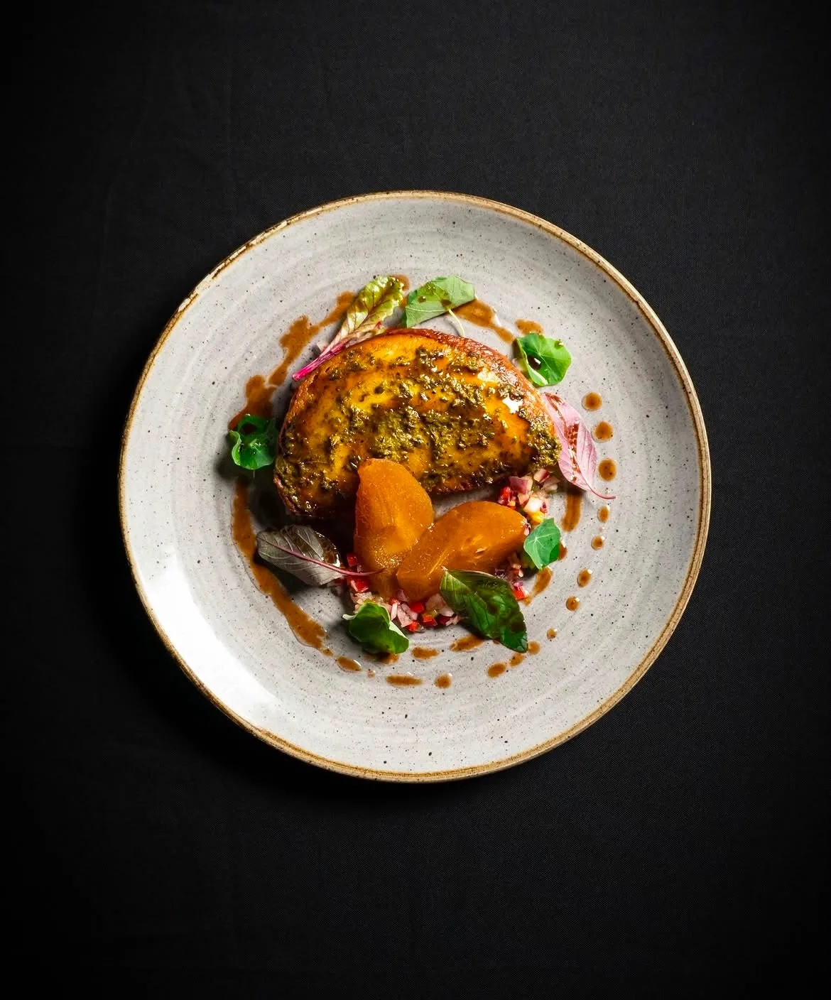 Plato de autor: calabaza asada con pesto y guarnición de estación