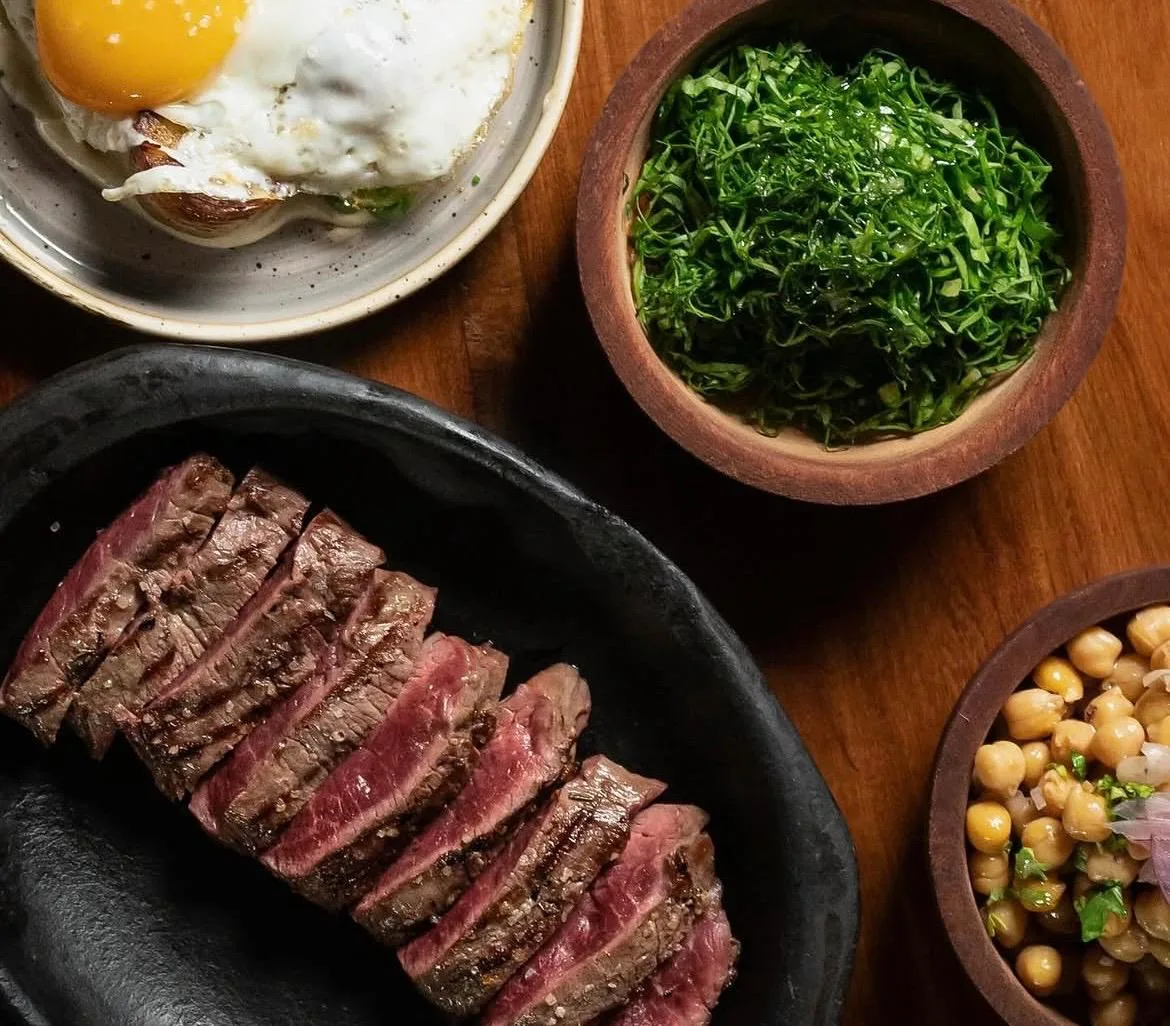 Bife fileteado a la brasa con hierbas frescas y garbanzos