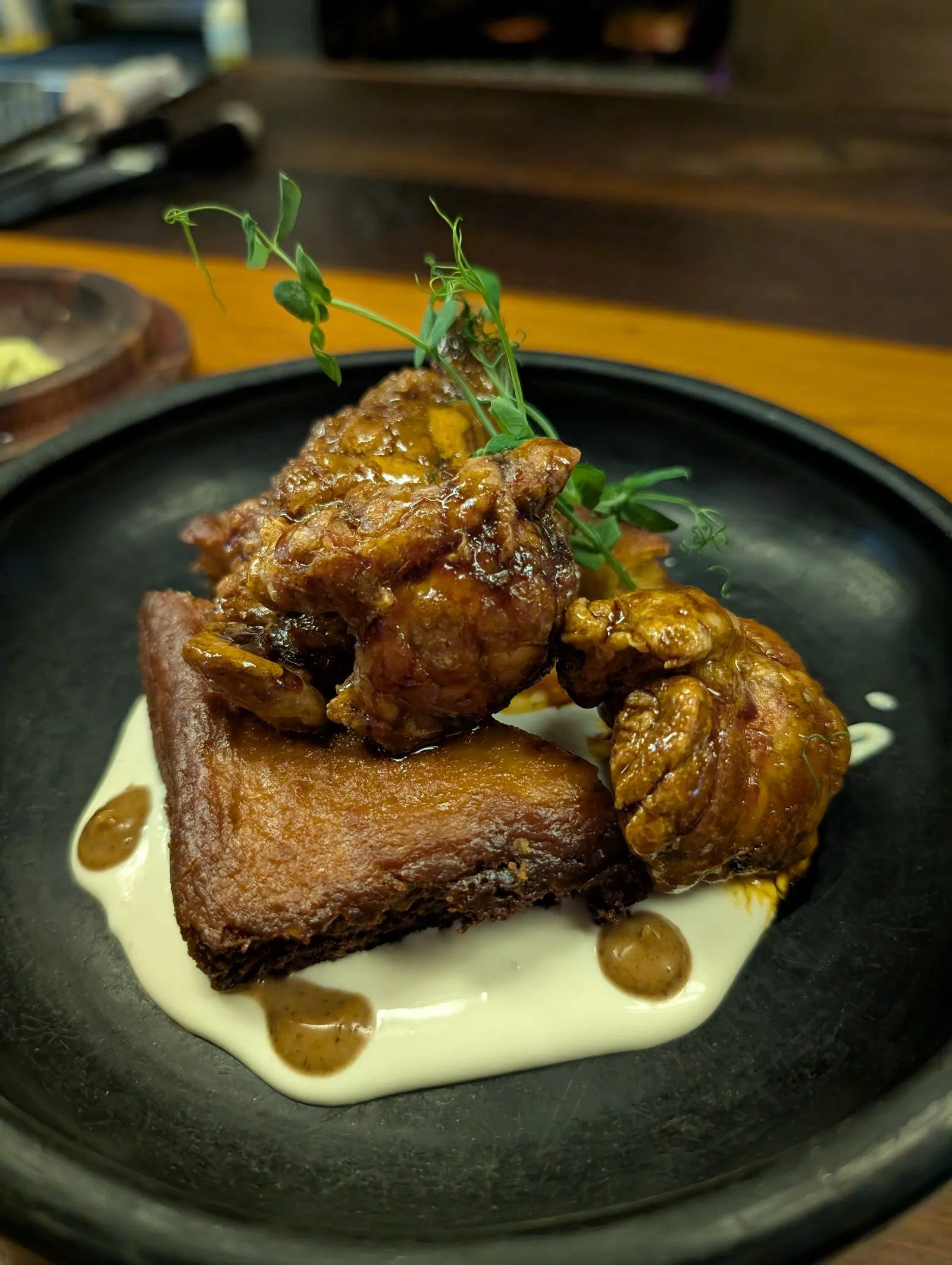 Mollejas crocantes con cornbread y crema de yogur