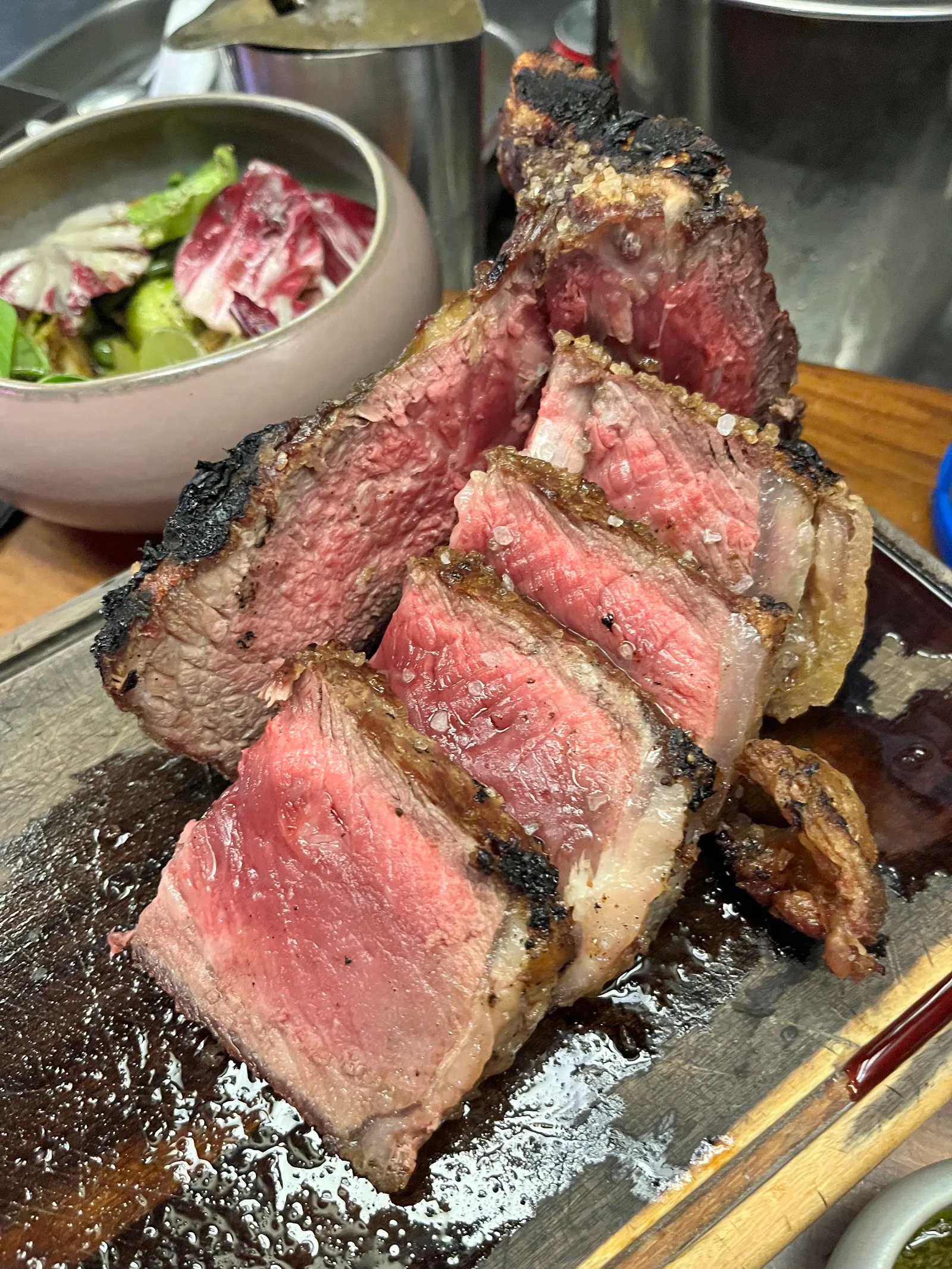 Ojo de bife cortado, jugoso y sellado a la brasa