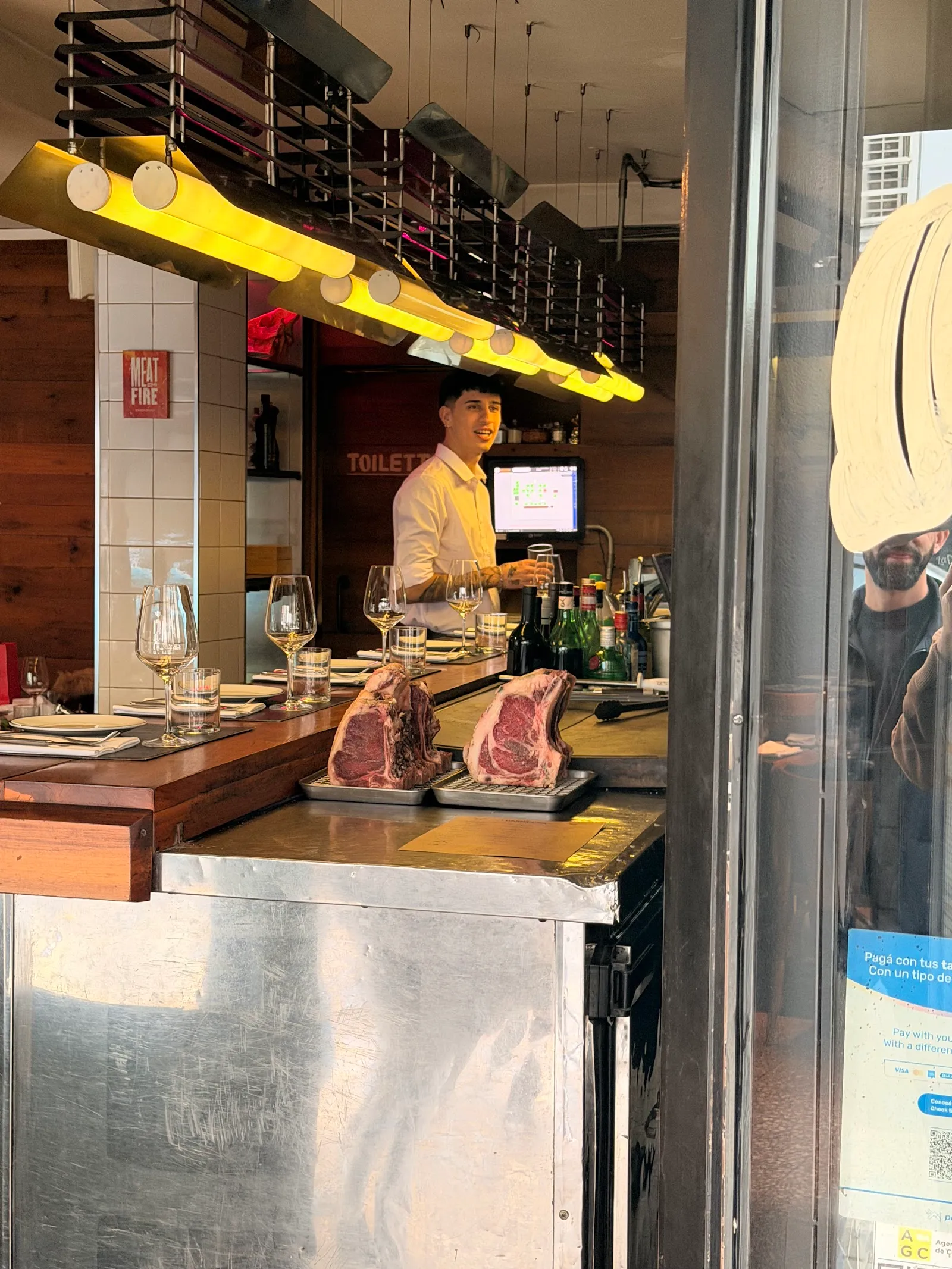 El chef cortando los cortes en la barra de la parrilla